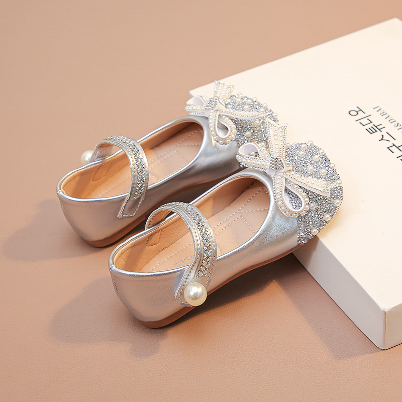 Zapatos de princesa de cristal de niñas 2026 verano nuevo niño color sólido zapatos de cuero brillantes zapatos de un solo niño