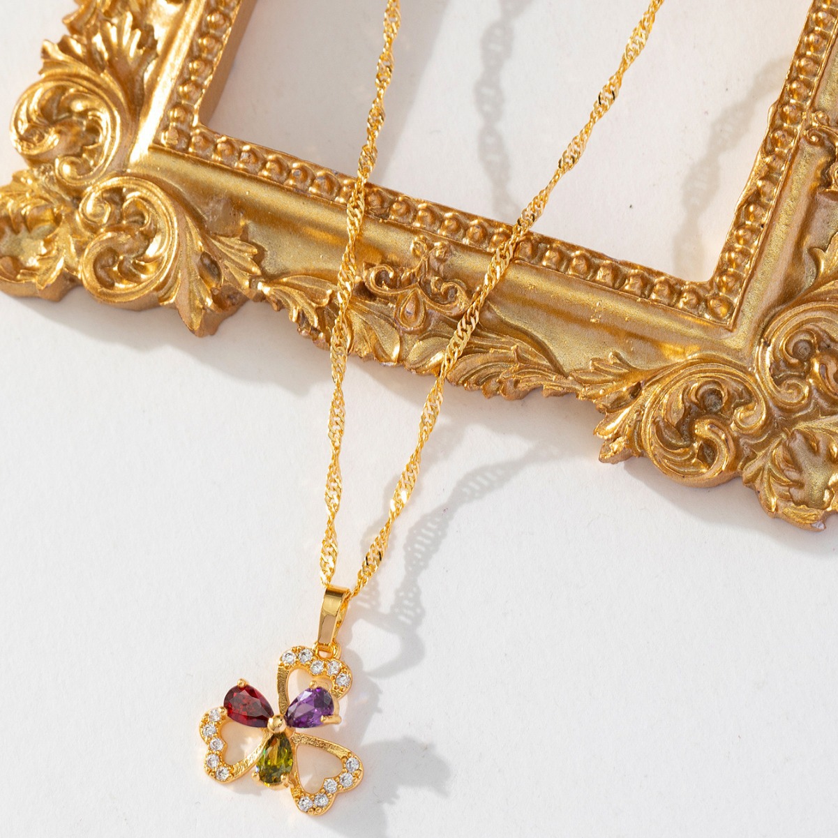 Xiyin transfronterizo nuevo colgante de trébol de zircon colorido personalidad femenina colgante de collar de flores de lujo ligero