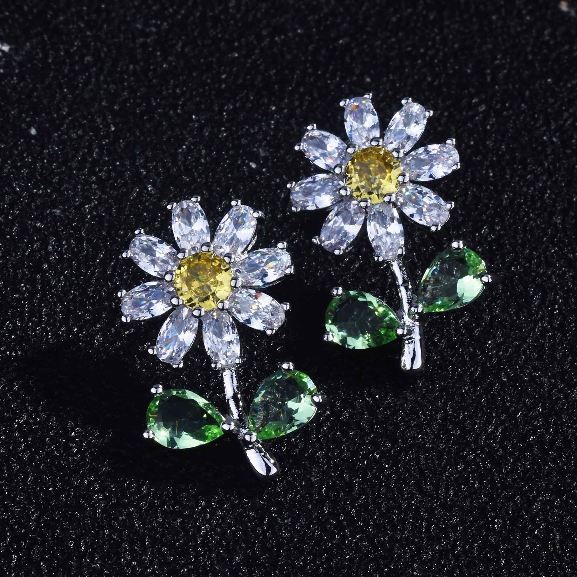 Super Flash High Carbon Diamond Small Daisy Small Flower Earrings Chrysanthemum Earrings display picture 18
