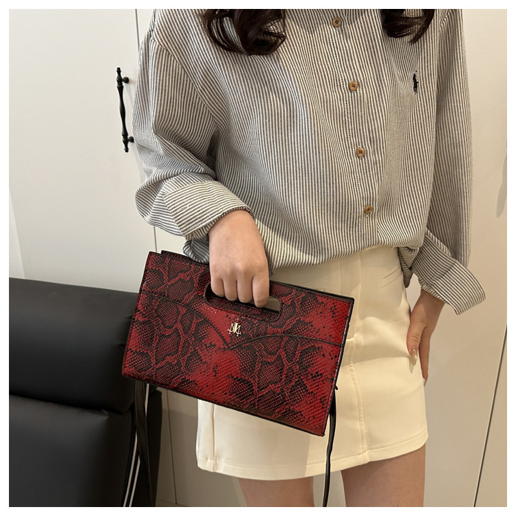 Women's Pu Leather Snakeskin Streetwear Sewing Thread Square Zipper Tote Bag display picture 5