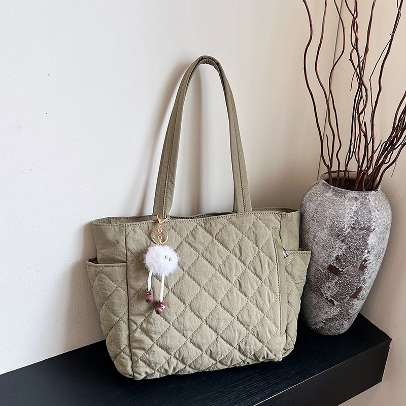 Women's Quilted Shoulder Bag Large Capacity Commuter Tote_voghion.com