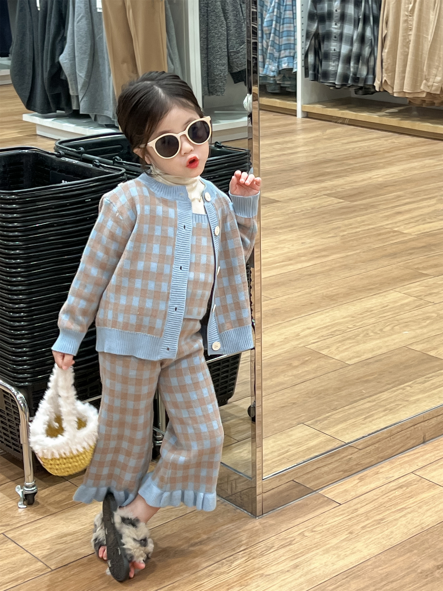 2023. aasta sügisene tüdrukute Korea väljaande temperamentne magusa sinise ruudulise kootud komplektiga kampsun, varrukatega topp, puidust kõrvaäärega püksid, kolm_voghion.com