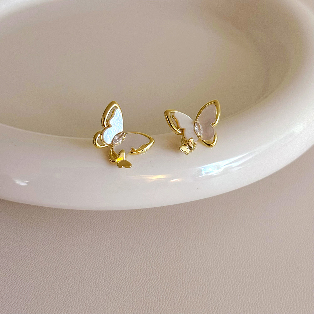 Cute sophisticated elegant earrings with zircon