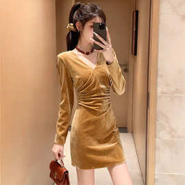 H25134法式黄色V领抽褶丝绒连衣裙子女新款秋冬小个子收腰正肩短