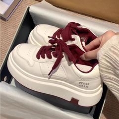 厚い底の白い靴の女性の2025春の新型のinsのファッションはスポーツシューズの小さい背を合わせて靴の小さい衆板の靴を増加します。