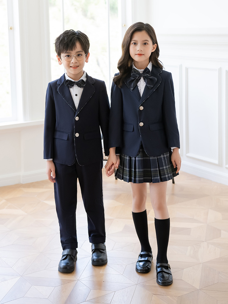 小学生のクラス服の冬の制服は英倫風幼稚園の園服の子供とベルベットのスーツのセットの演技服のコートです。