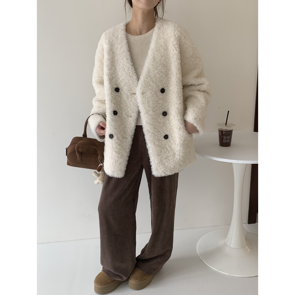 怠惰なスタイルのソフトでワックス状の韓国スタイルのラムファーコート女性のミッドレングス2025冬毛皮コートVネックファーオールインワン