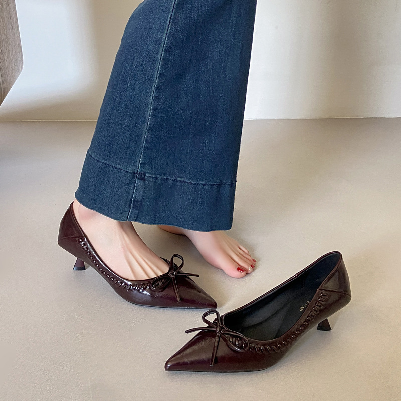 Patent Leather Low-Heeled Bowknot High-Heeled Shoes, Brown Shallow-Mouthed Single Shoes for Women, Cat Heel, Comfortable for Commuting, Early Spring 2026 Patent Leather Low-Heeled Bowknot High-Heeled Shoes, Brown Shallow-Mouthed Single Shoes for Women, Cat Heel, Comfortable for Commuting, Early Spring 2026