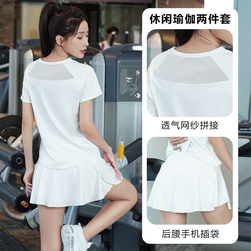 흰색 상의 + 흰색 스커트