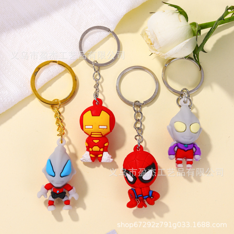 Nuevos llaveros de dibujos animados Ultraman Marvel Spiderman colgante mochila decoración