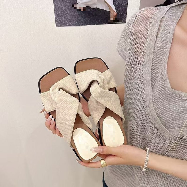 Zapatillas de tacón grueso de estilo francés 2026 nuevas zapatillas de vacaciones con falda frente al mar