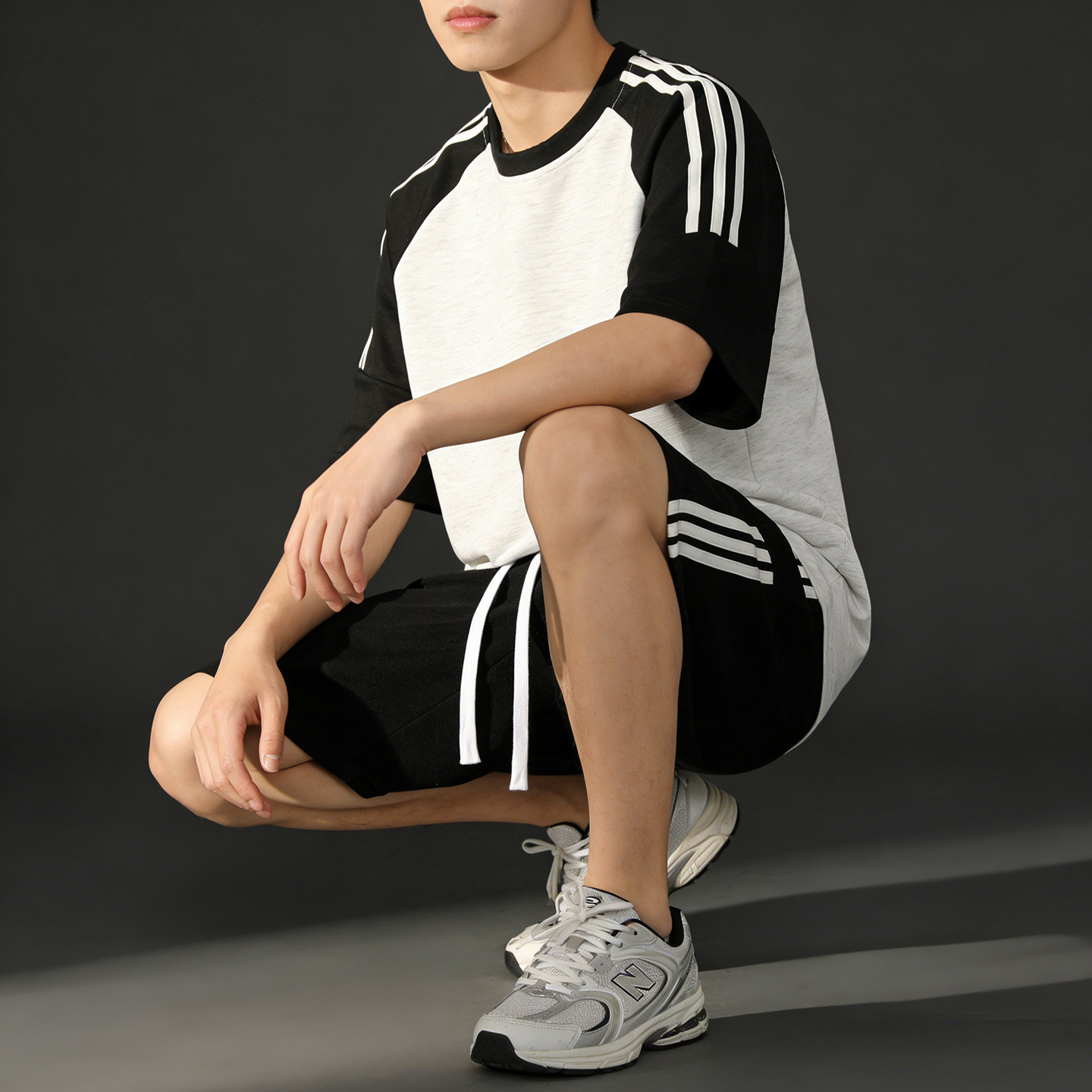 Trajes deportivos casuales para hombres de verano, camisetas de manga corta de tres barras, pantalones cortos de moda para hombres con un guapo traje de tamaño grande. image 5