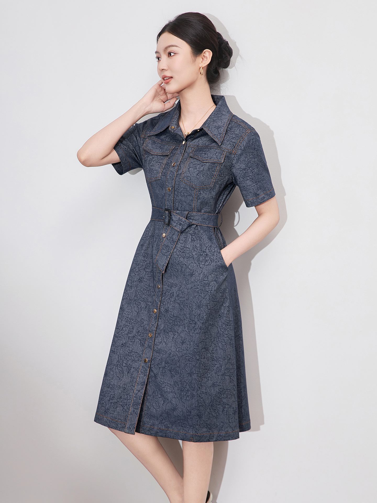 Váy liền denim jacquard cổ điển dáng dài vừa thắt eo tôn dáng — Màu xanh đậm
