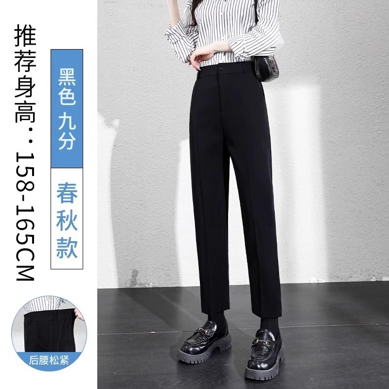 黒いスーツのズボンの女性のペンダント感があります。|undefined
