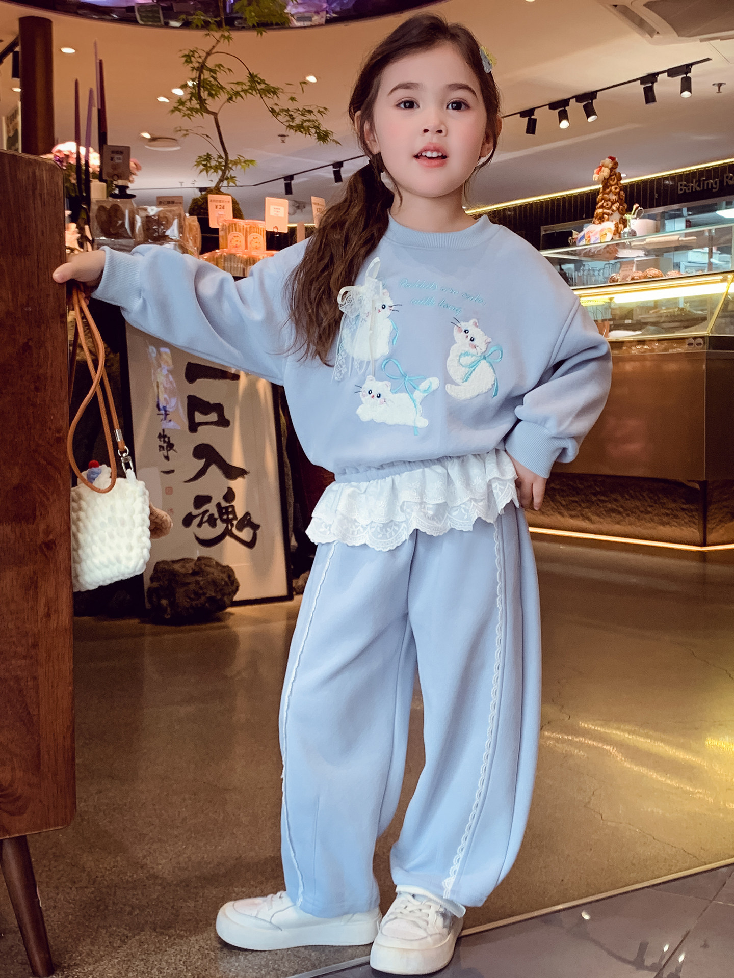 เสื้อกันหนาวผ้าไหมพรม ลายแมวน่ารัก สไตล์เกาหลี แบบสองชิ้นปลอม สำหรับเด็กผู้หญิง ชุดเซตใหม่ฤดูใบไม้ผลิ-ฤดูใบไม้ร่วง 2026 แฟชั่นสองชิ้น