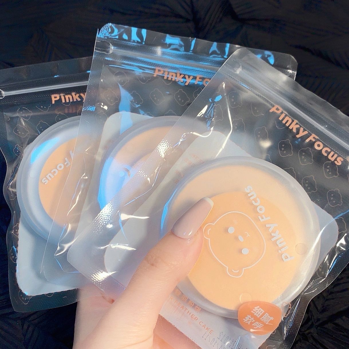 Bagged bear makeup powder is waterproof, sweat proof, makeup control and oil control for a long time. Students don't get stuck in powder, concealer, dry and wet