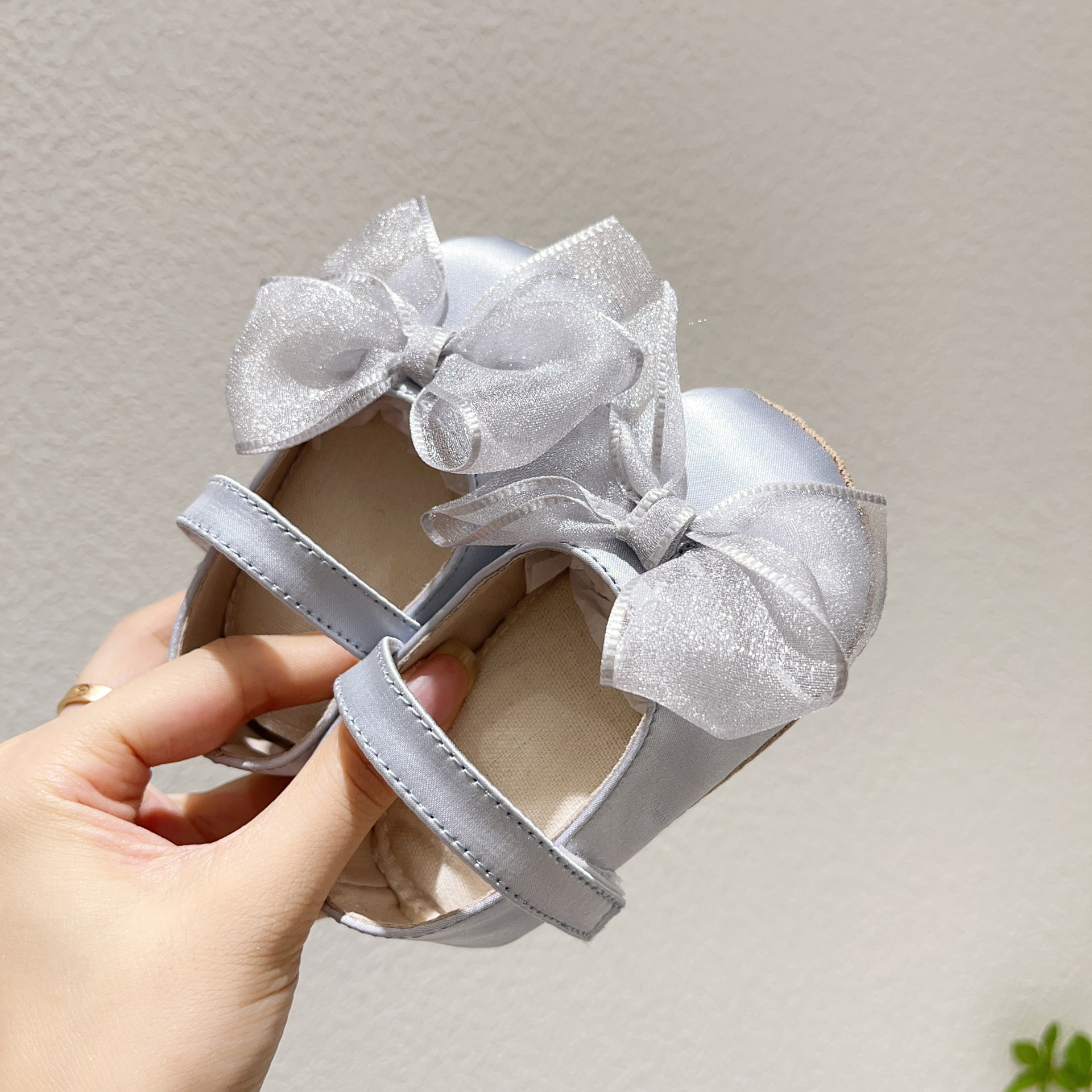 2023 nuevo bebé niña lindo arco princesa zapatos infantil color sólido Velcro antideslizante Niño Zapatos de una sola capa