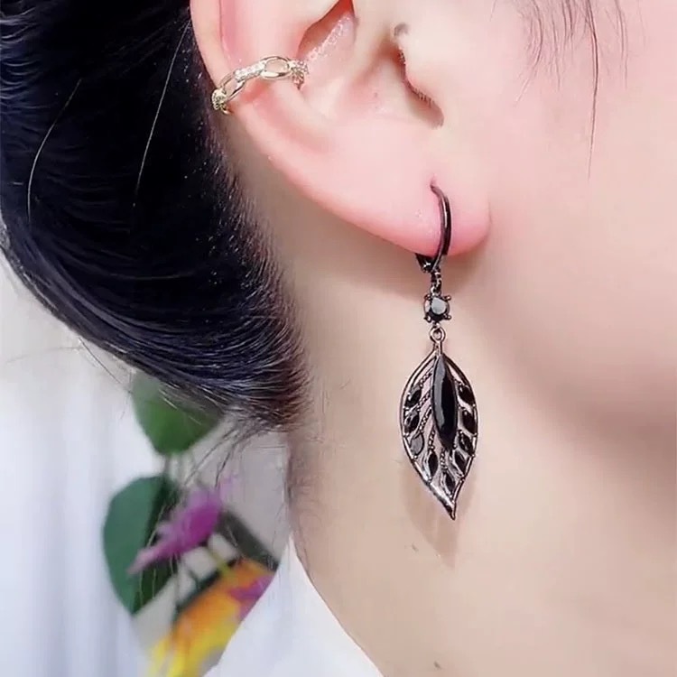 2025 nuevo aretes de hoja de zircón negro de moda ligero de lujo aretes de estilo de moda de alta calidad aretes de aretes versátiles