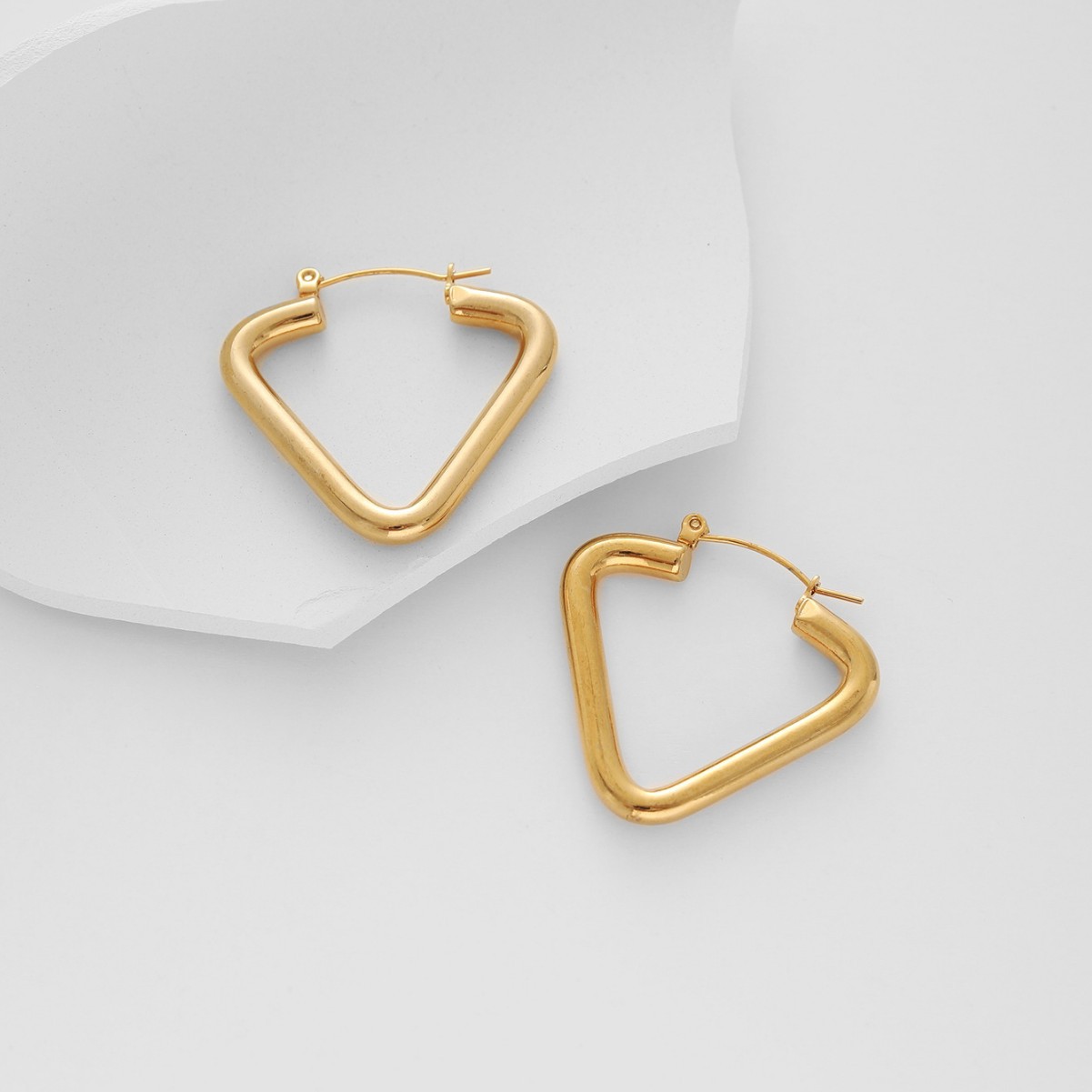 Nicho personalidad europea y americana exagerado nuevo aretes de acero inoxidable geometría triangular geometría personalidad pernos de acero de titanio