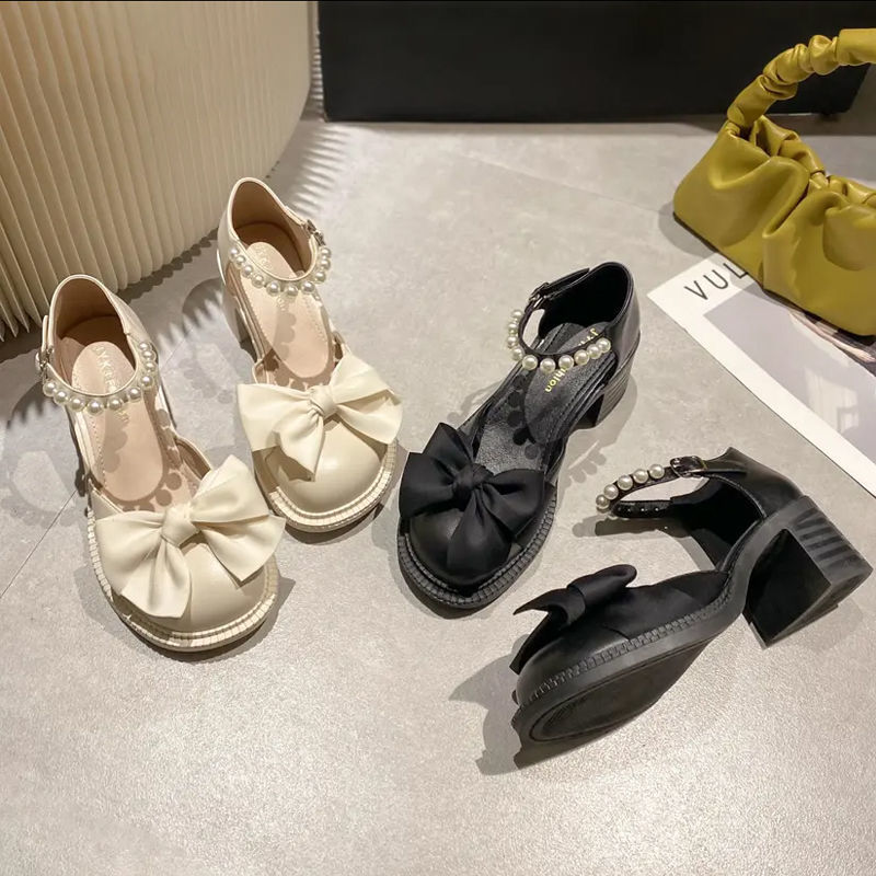 Sandalias en línea para mujeres 2024 nueva moda de estilo universal, zapatos suaves, zapatos de tacón grueso, zapatillas frías de dama
