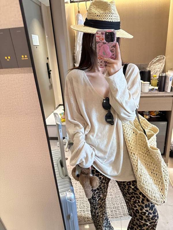 怠惰感が爽やかで、薄いリネンの日焼け止めシャツがゆったりしています。vネックtシャツの上着です。|undefined
