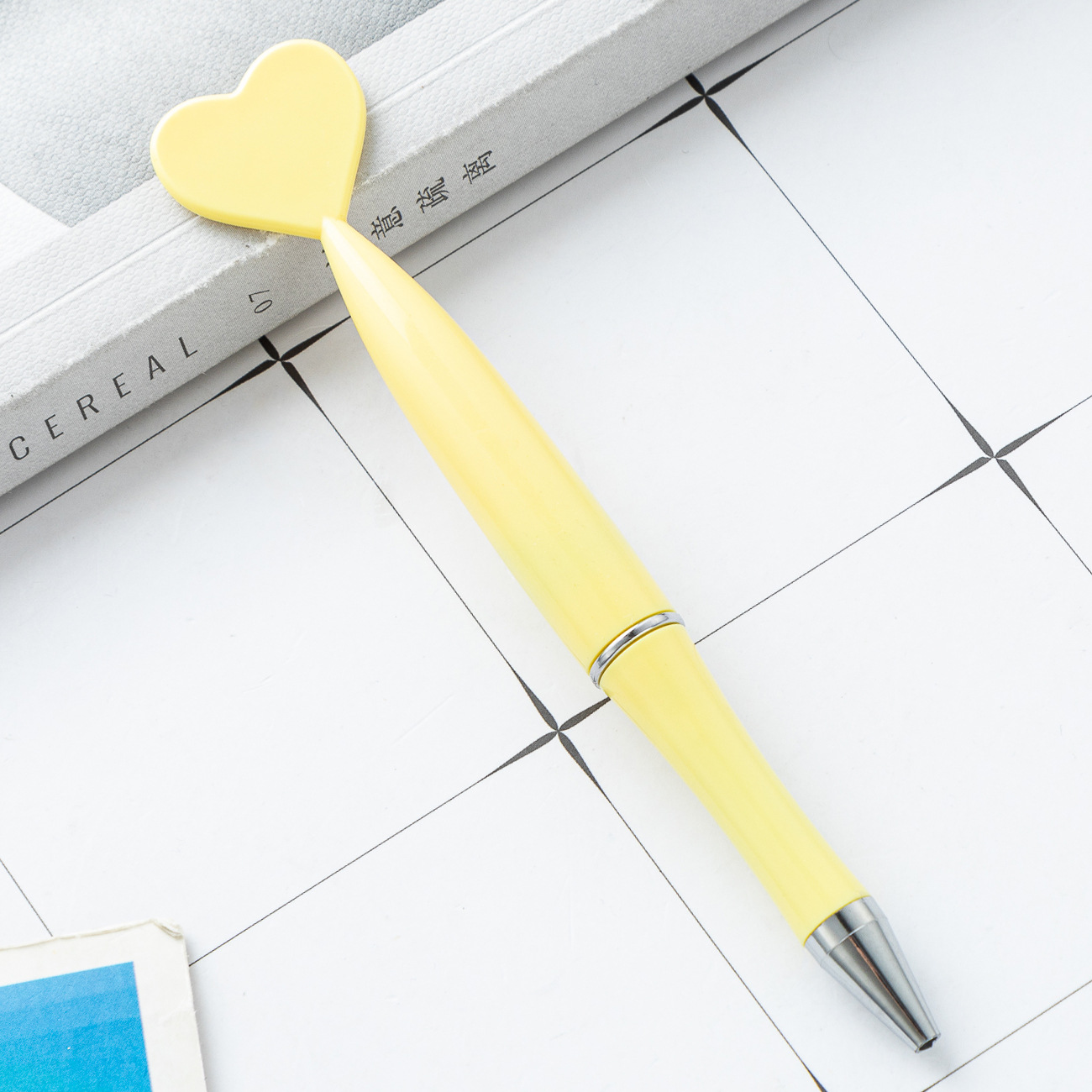 Amor bolígrafo de plástico al por mayor estudiantes papelería regalo bolígrafo publicitario puede imprimir logotipo de plástico en forma de corazón bolígrafo de torsión