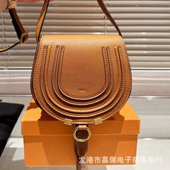 中古のヴィンテージ西部リベットの半月のサドルはボヘミアン風の女性のカバンの肩の斜め掛けのマーティのカバンを包みます。