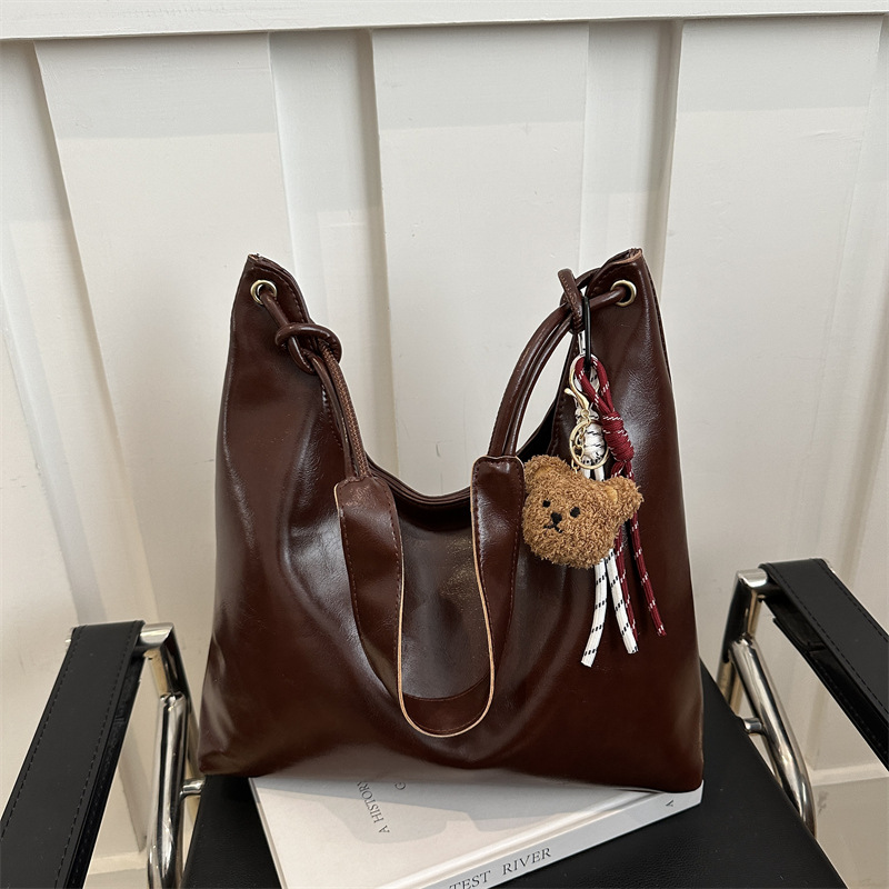 Bolso de hombro de gran capacidad de cuero blando de invierno 2024 nuevo estilo versátil bolso de brazo bolso de moda bolso especial para mujeres