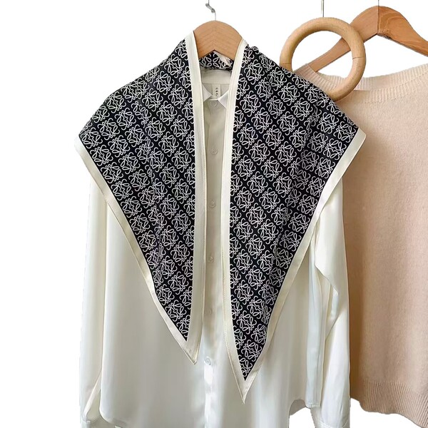 Retro demi-season fashionable scarf