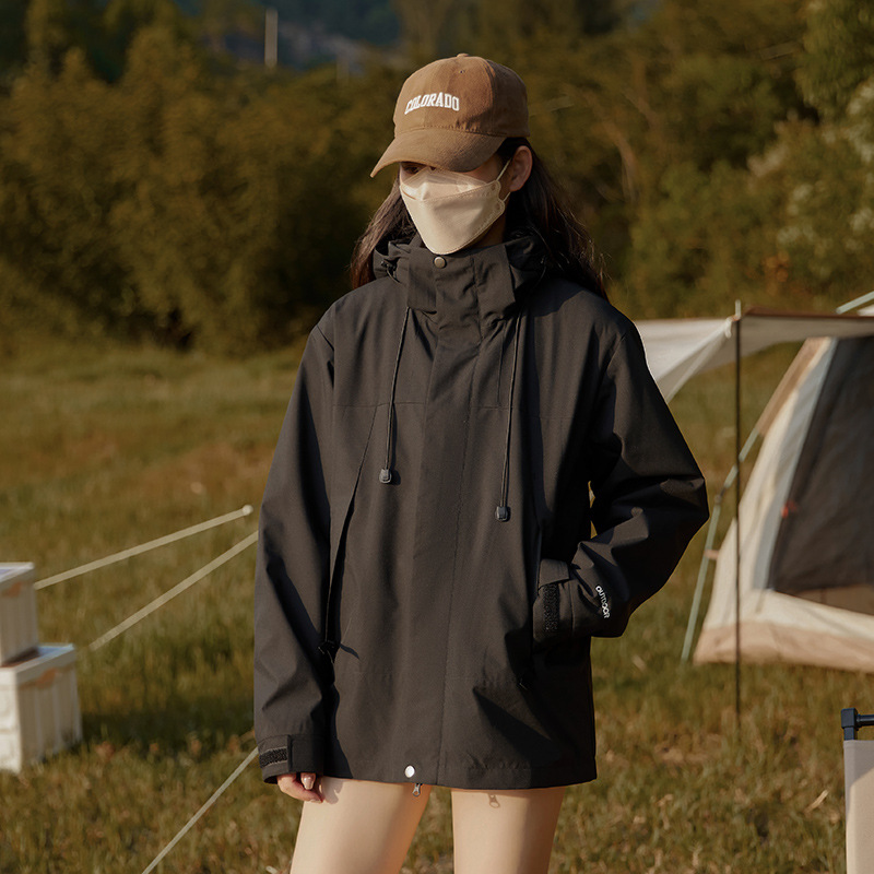 Hombres y mujeres tres en uno al aire libre desmontable a prueba de viento impermeable ropa de trabajo de montaña abrigo caliente logotipo impreso