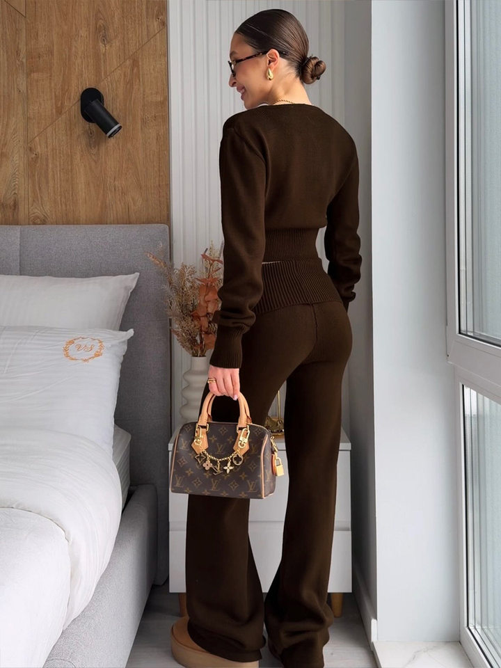 Bộ hai món nữ gồm áo khoác cardigan dệt kim dáng ngắn cổ chữ V và quần ống rộng cạp cao — Màu cà phê, Màu hồng, Màu trắng, Màu xanh dương chi tiết 17
