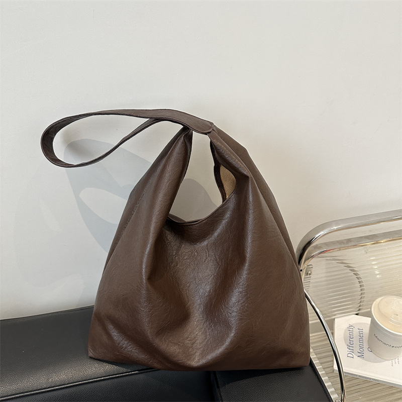 Bolso de mujer retro de gran capacidad de superficie suave casual 2024 nuevo estilo otoño e invierno bolso de hombro con patrón de agarre de mano moda bolso de cubo Tote