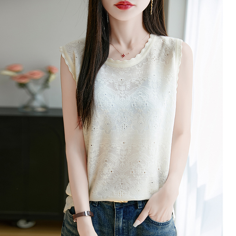 Woolen fashionable tank top with a round collar