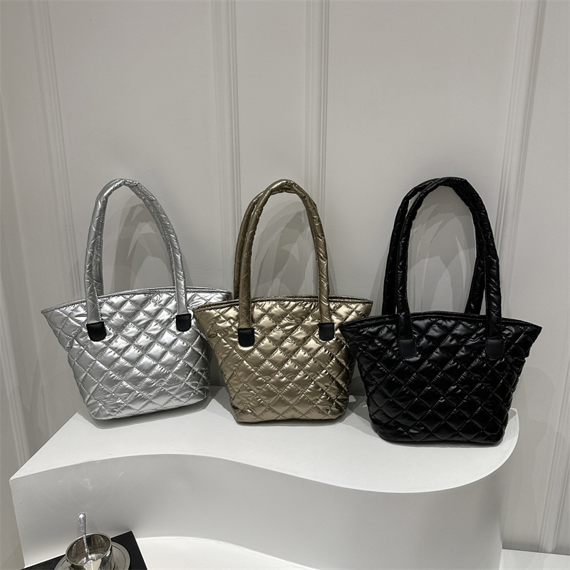 Bolsa de cubo de gran capacidad para mujeres otoño / invierno 2024 nueva personalidad en tela de plumón bolsa de hombro bolsa de viaje