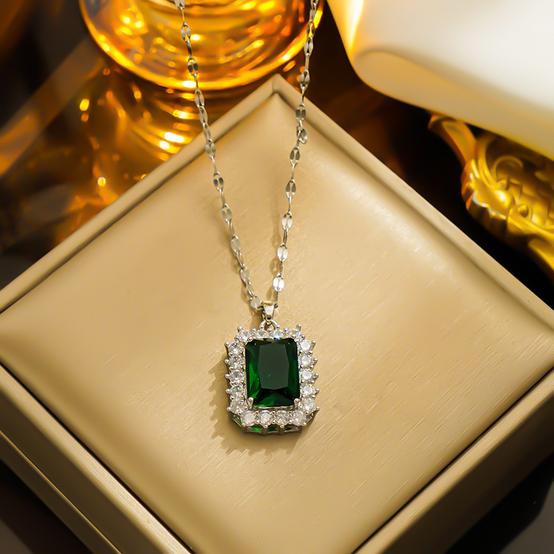 [Titanium Steel] Light luxury micro-inlaid real gold emerald super flash necklace women's new collarbone chain light luxury niche design sense_senzul.com