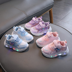 女の子の発光スポーツシューズ2024秋の子供の柔らかい底の滑り止めLED発光靴赤ちゃんのカジュアルな靴