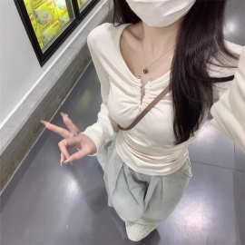 德绒褶皱辣妹风长袖打底衫2026新款爆款洋气时髦修身纯欲欧货上衣