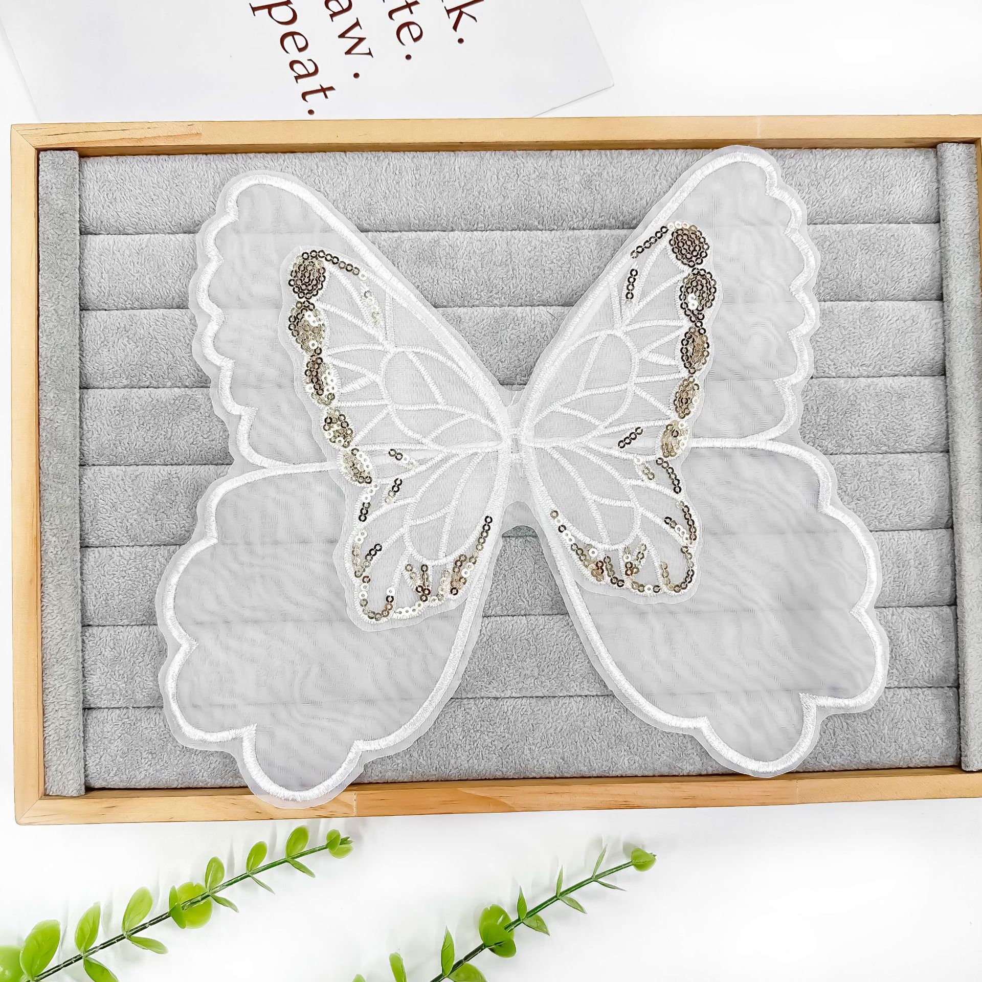 Doble capa de cuentas de oro blanco mariposa tela pegada diy accesorios de bordado de encaje hechos a mano