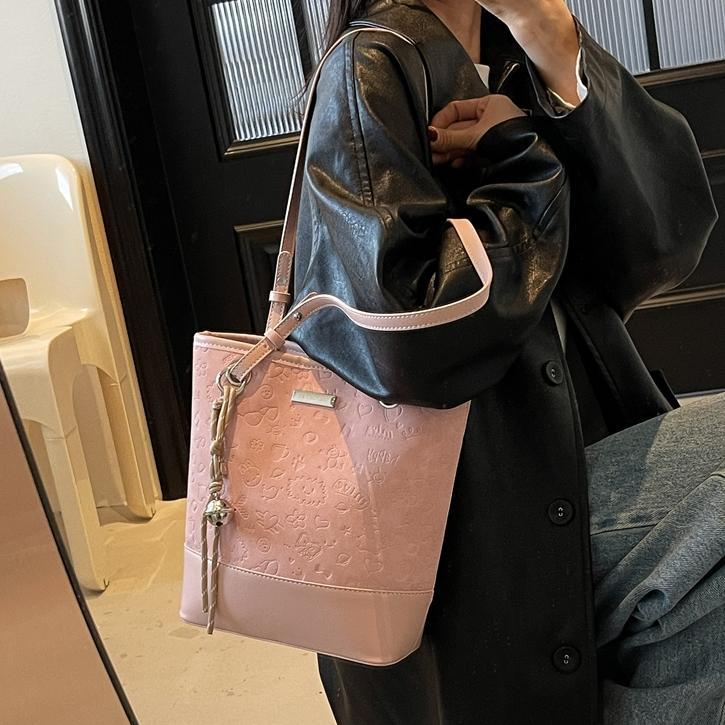 Bolso de tendencia versátil para mujeres 2025, nuevo bolso de cubo de moda casual, bolso de hombro de nicho de alta calidad