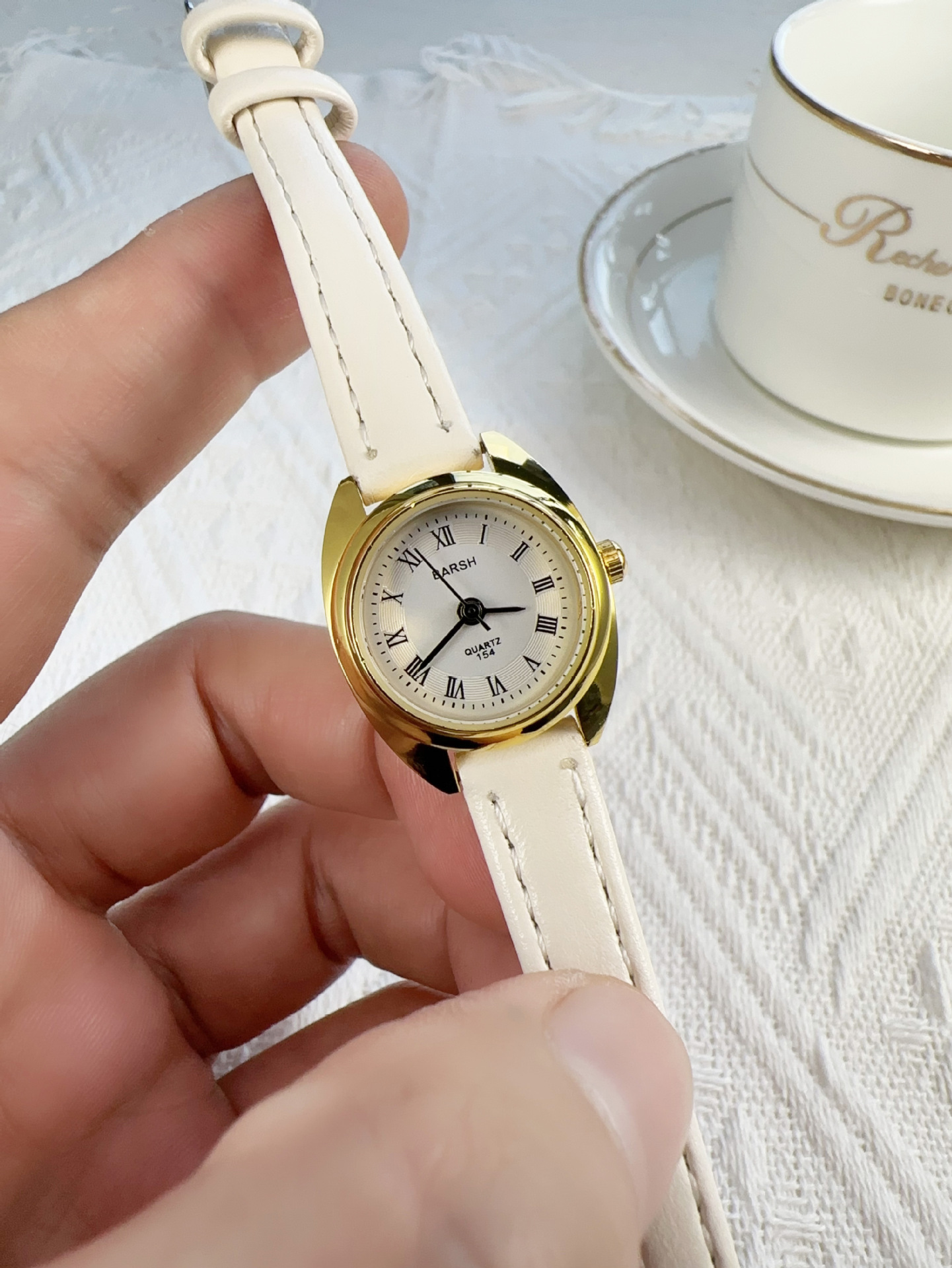 70g Weight Ordinary Glass Mirror Material Imitation Leather Strap Material Watch Classification Pointer+Number Display Type Casual Geometric Concealed Buckle Quartz Women's Watches
