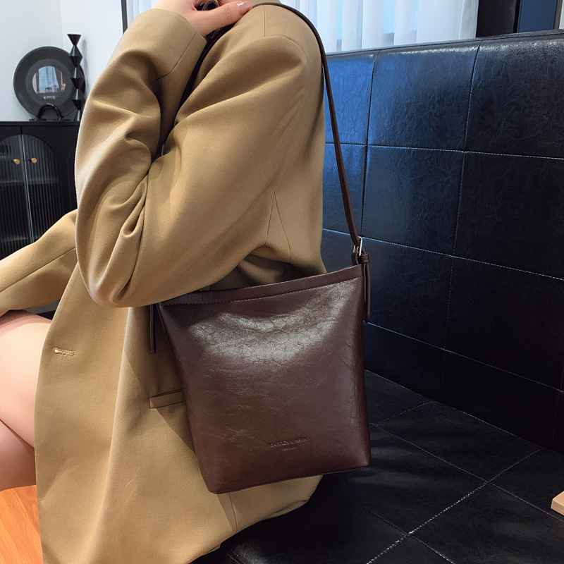 Bolsos de cubo de cera de alta calidad Otoño / Invierno de mujeres 2025 nuevo retro multifuncional bolso de hombro bolso de moda