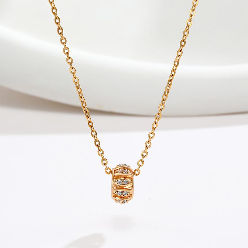 Xupe joyería de aleación con incrustaciones de circonio hueco redondo colgante femenino europeo y americano de moda de lujo nicho temperamento exquisito colgante