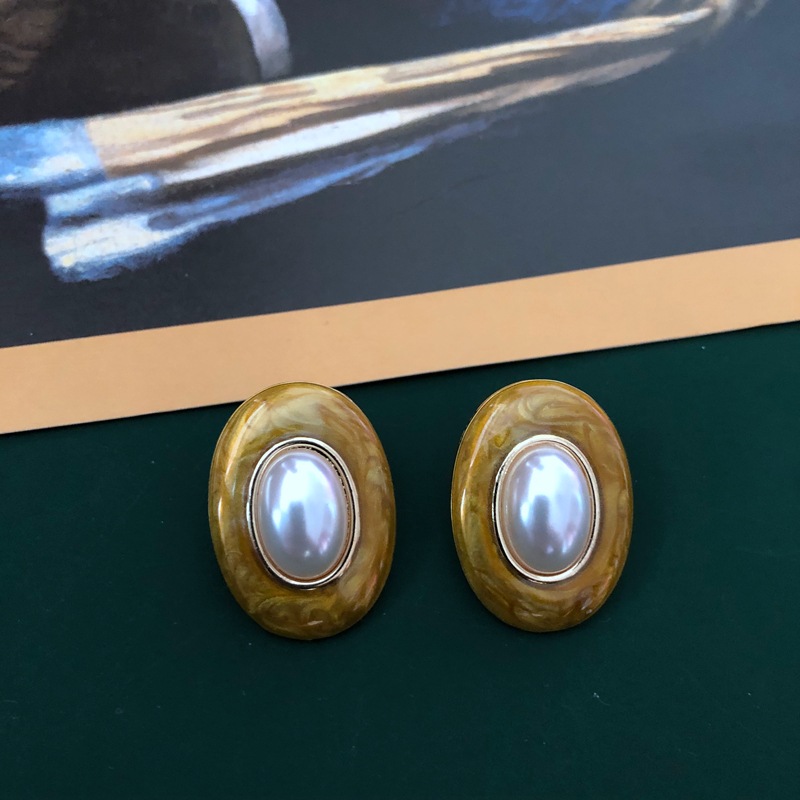 Vintage Oval Pearl Earrings display picture 5