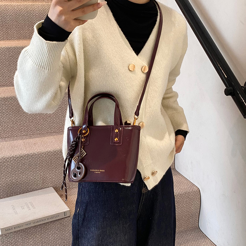 Otoño y invierno retro cera de cuero bolso de agua para mujeres 2024 nuevo estilo universal nicho bolso de hombro de alta calidad bolso portátil