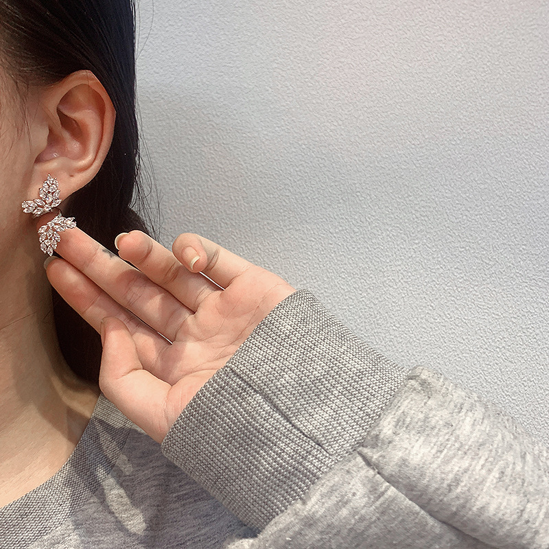 Sophisticated elegant agile fashionable earrings