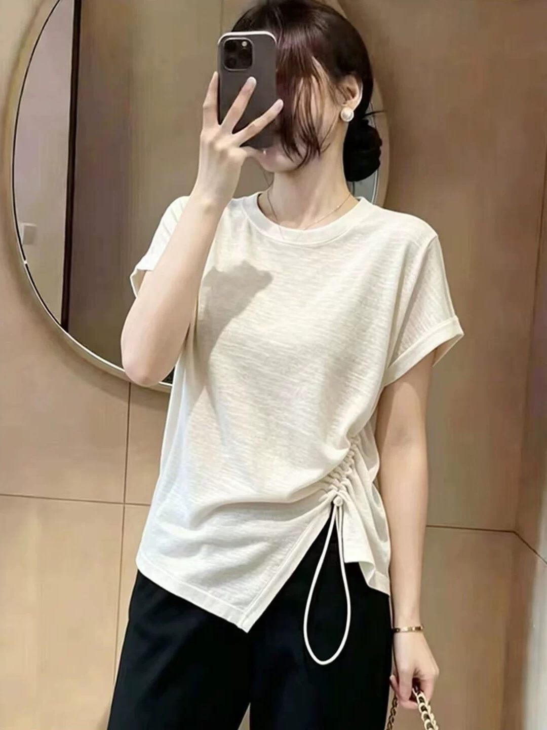 Áo thun nữ tay ngắn thiết kế dây rút không đều, form rộng thoải mái — màu đen