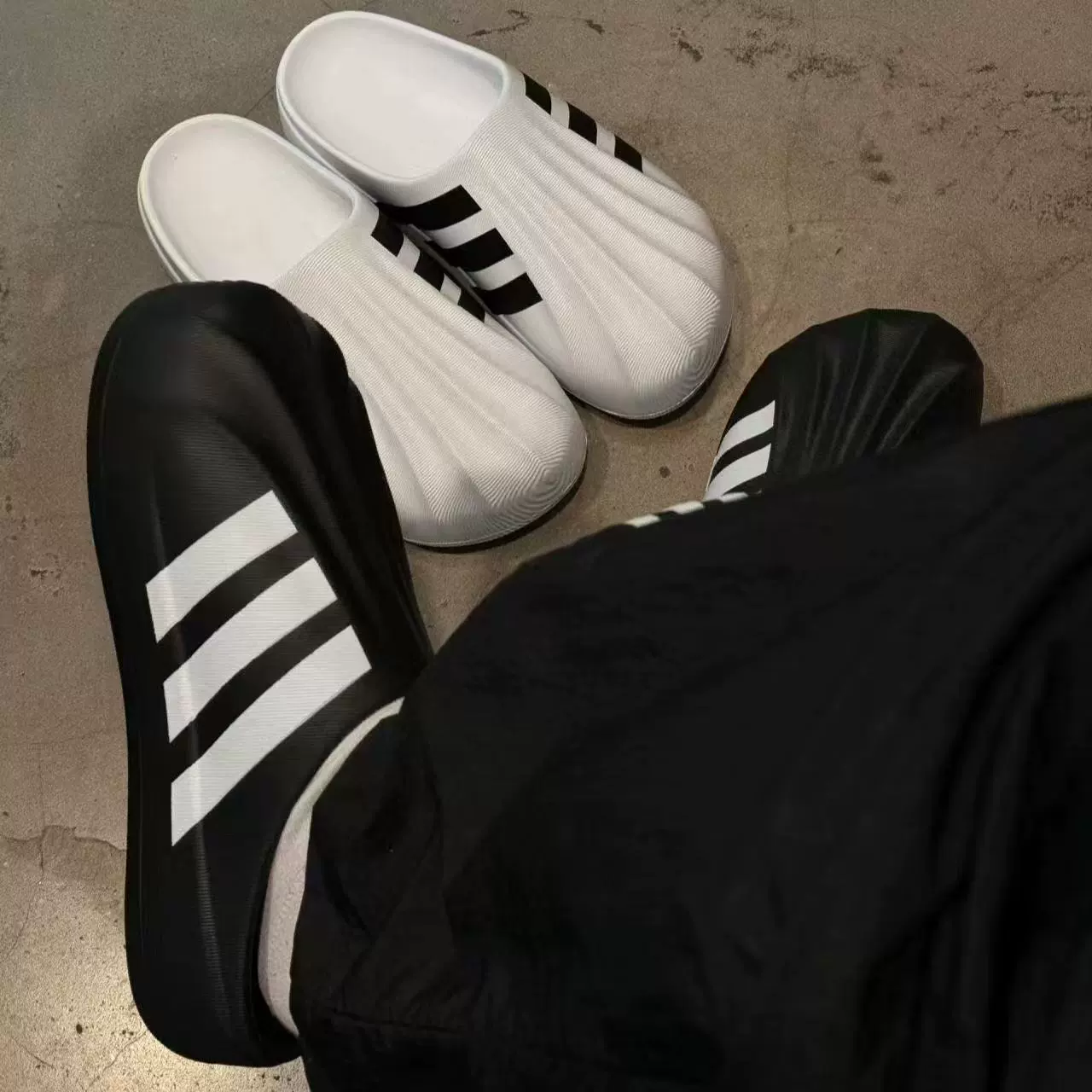 Летние полупригожие тапочки с открытым носком для мужчин и женщин, черно-белые, модные и универсальные для верхней одежды.