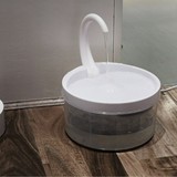 Маленькие оленя домашние напитки для домашних животных пьют домашних животных домашних животных вода вода для питьевой воды питьевая вода пить вода