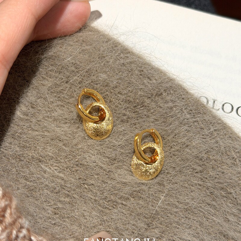 Little Golden Bean Autumn and Winter Retro Golden Circle Earrings 2025 New Unique Niche Design Women's Earrings Little Golden Bean Autumn and Winter Retro Golden Circle Earrings 2025 New Unique Niche Design Women's Earrings