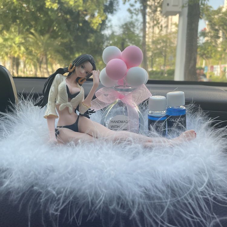 하이 엔드 자동차 장식품 애니메이션 도로 비행 눈은 여성 황제 아로마 테라피 귀여운 자동차 장식 장식 눈이 손으로 만든 LUFFY입니다.